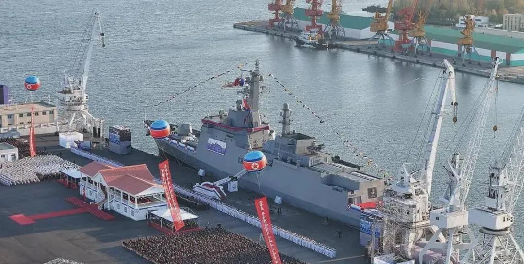2025年5月21日，朝鲜一艘排水量5000吨的新型战舰在清津造船厂下水时翻了，