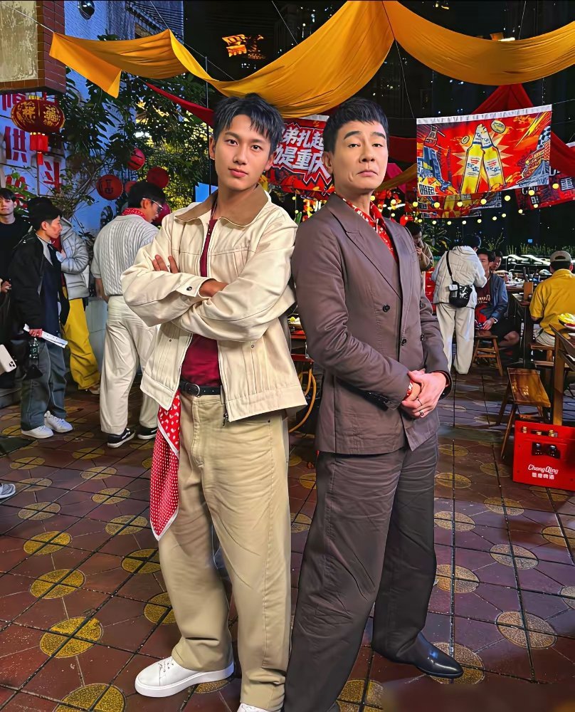 陈小春身家5亿，一辆悍马开了11年。都说他现在有老人味，衣服皱巴巴的，裤脚还有水