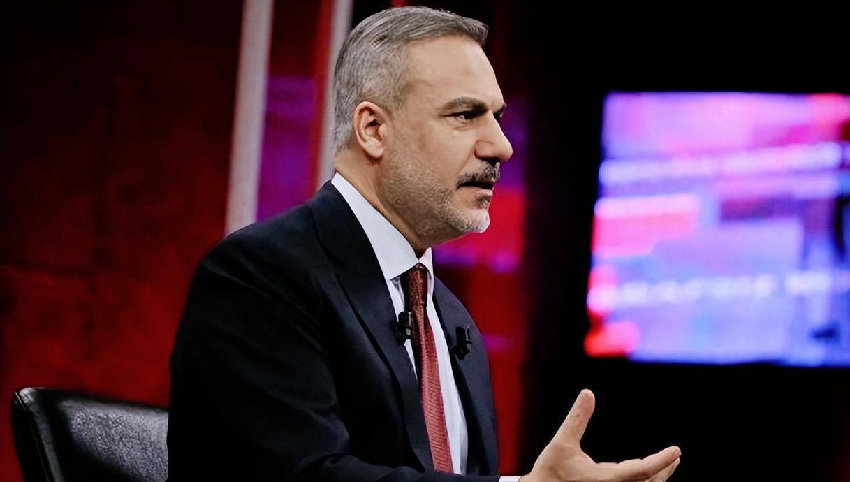 别再想着用空袭推翻伊朗政权了！土耳其外长哈坎·费丹近期的一番话，直接把这个幻想戳