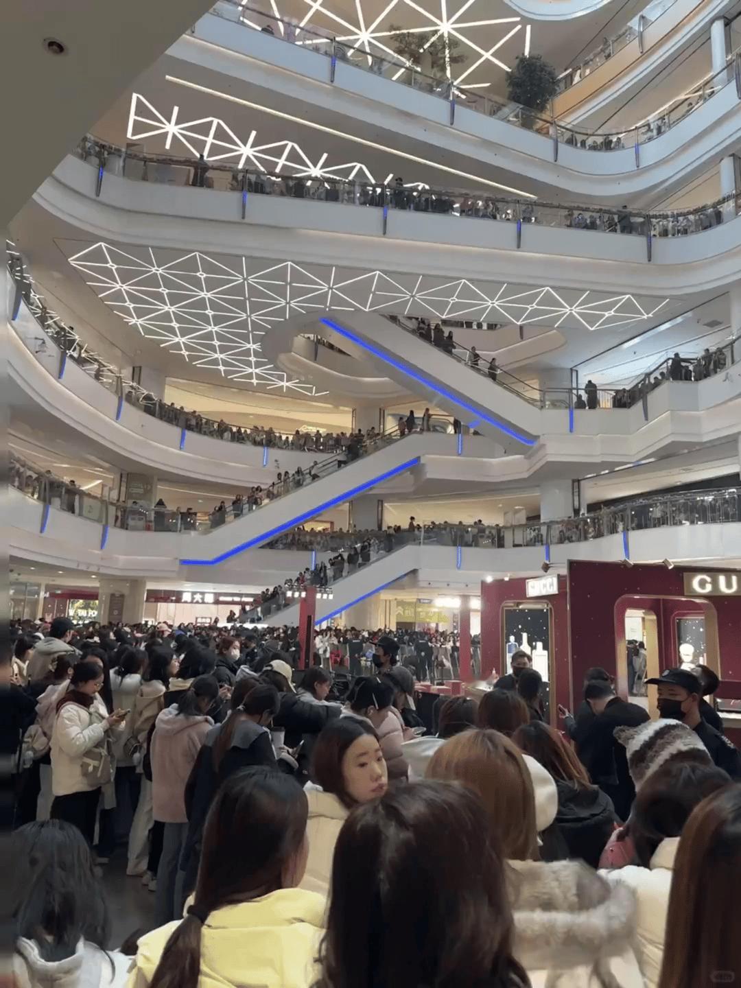 让敖瑞鹏提前感受跨年气氛了这排面太绝了！粉丝从路口排到尽头，欢呼声炸裂到堪比跨年