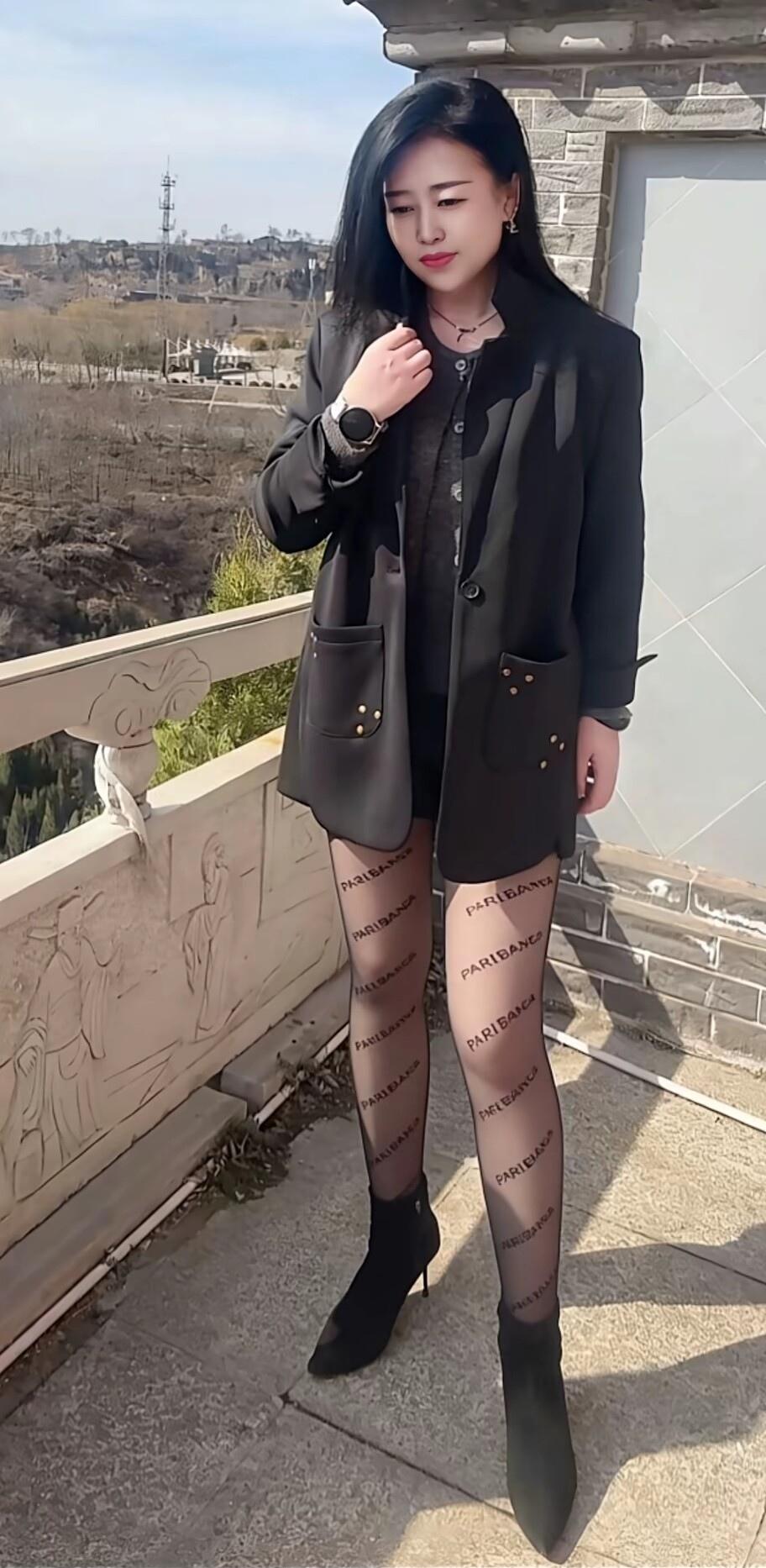 都市女郎穿搭指南：黑色西装+透视丝袜，尽显时尚与优雅！