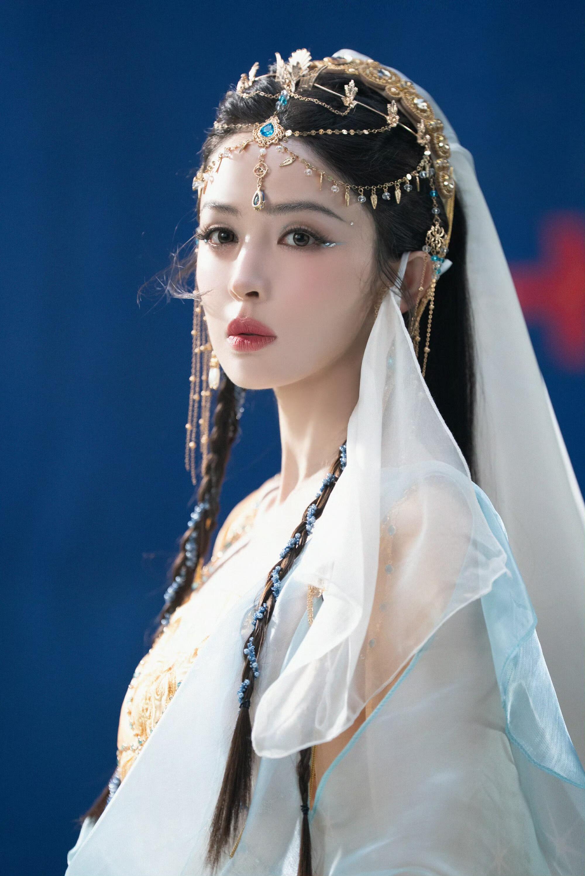 娜扎又美我一大跳娜扎又美到我了！这妆造也太绝了吧，浓颜天花板没跑，风情万种又明艳