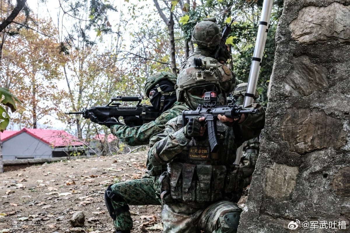 中国新加坡联合军事演习，这迷彩效果是真不错​​​