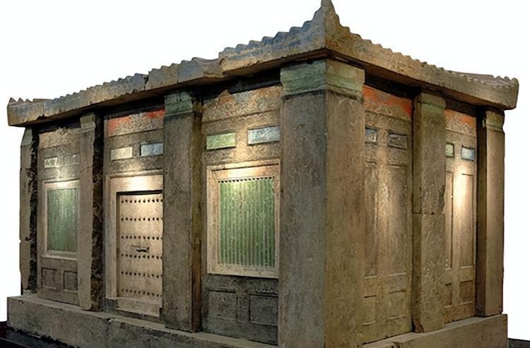 2004年，陕西西安一男子潜入了一座古墓中，拿起相机对着重达26吨的石椁猛拍，面