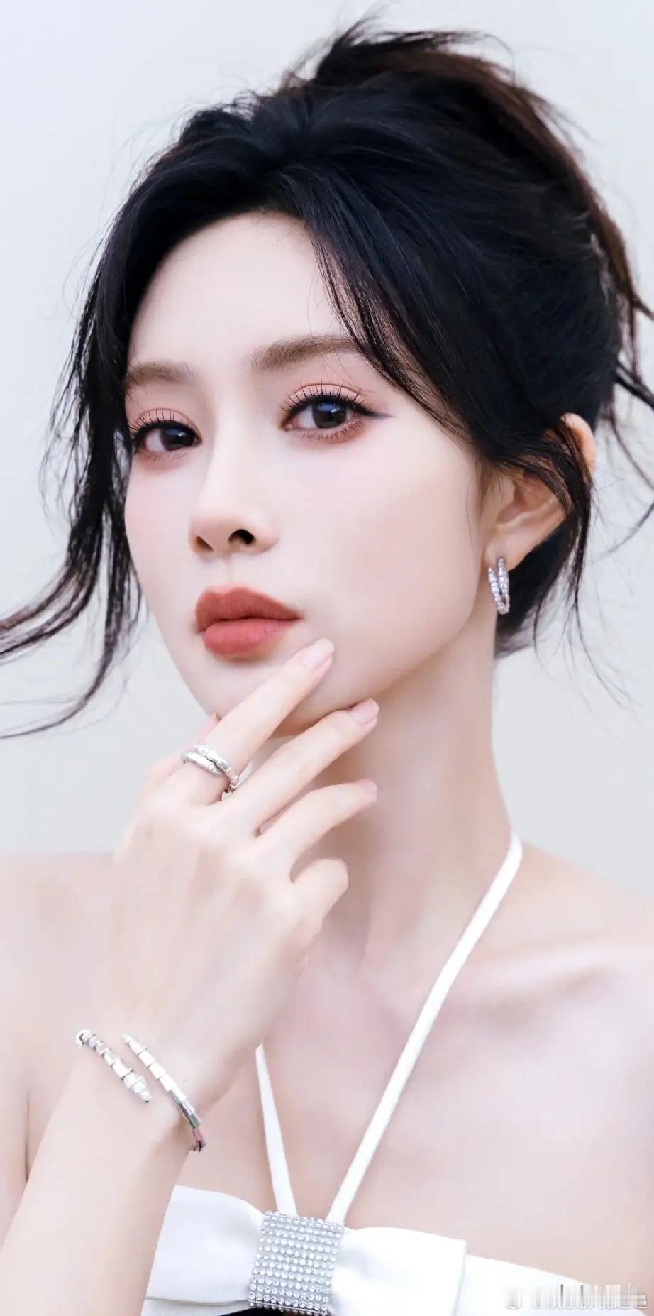 主持人问孟子义，听说你从小就是校花，长得这么美，一路走来是不是特别顺？孟子义笑了