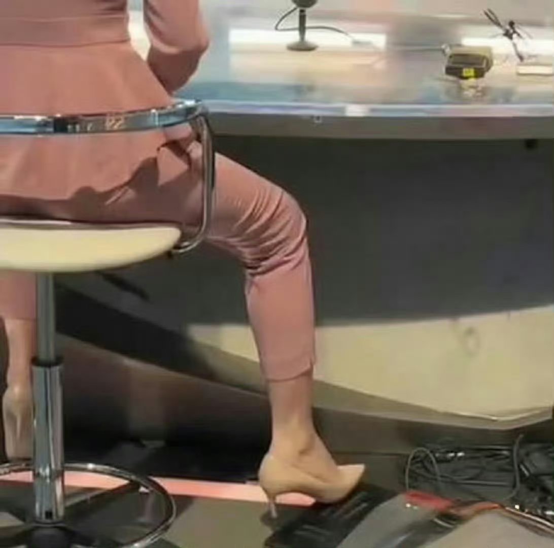 原来主持人都是这样翻提词器的