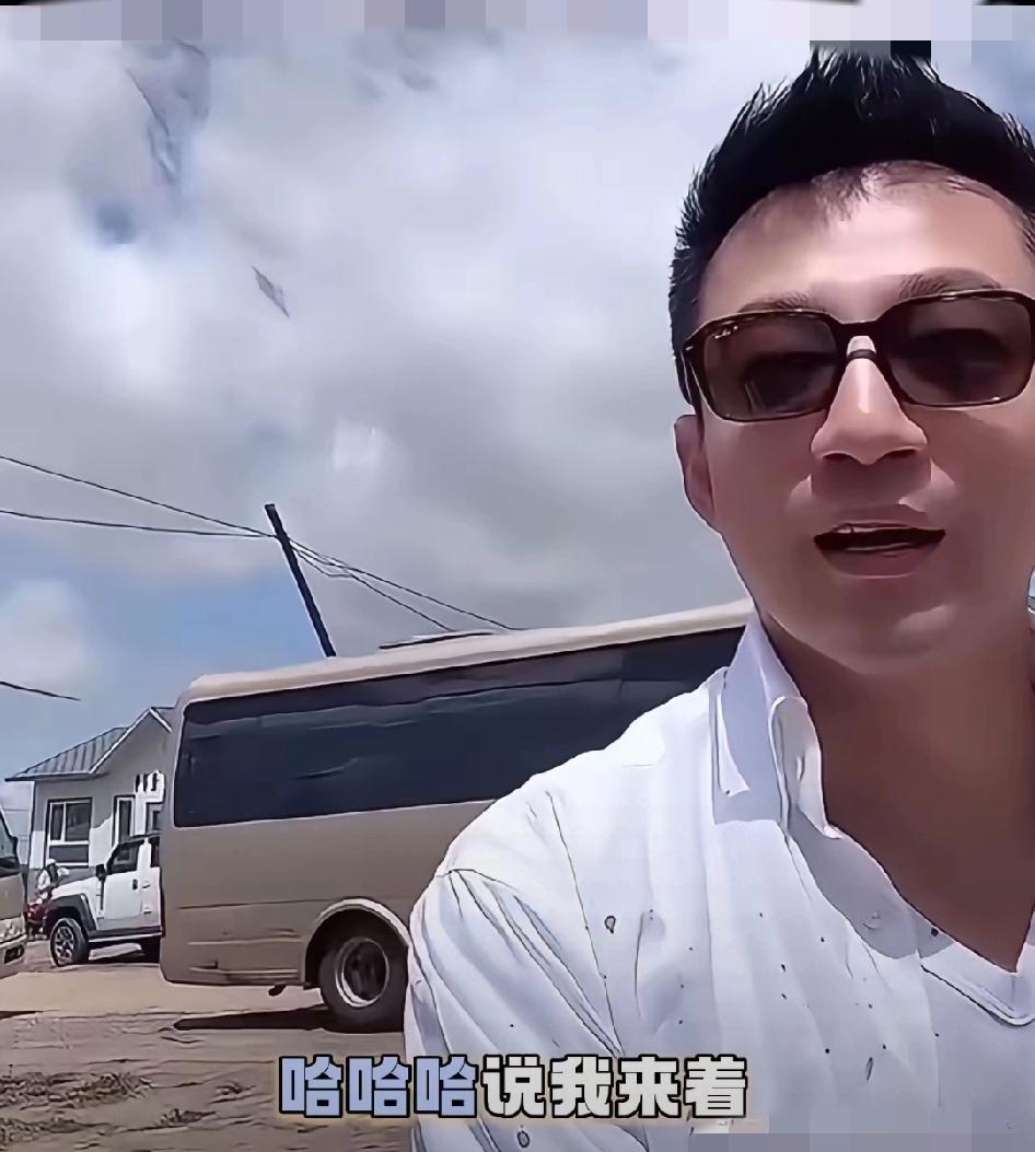 汪小菲出差被拍，吓得急摆手:别拍了，别拍了，我拍老婆说我，她让我别拍！在老婆面