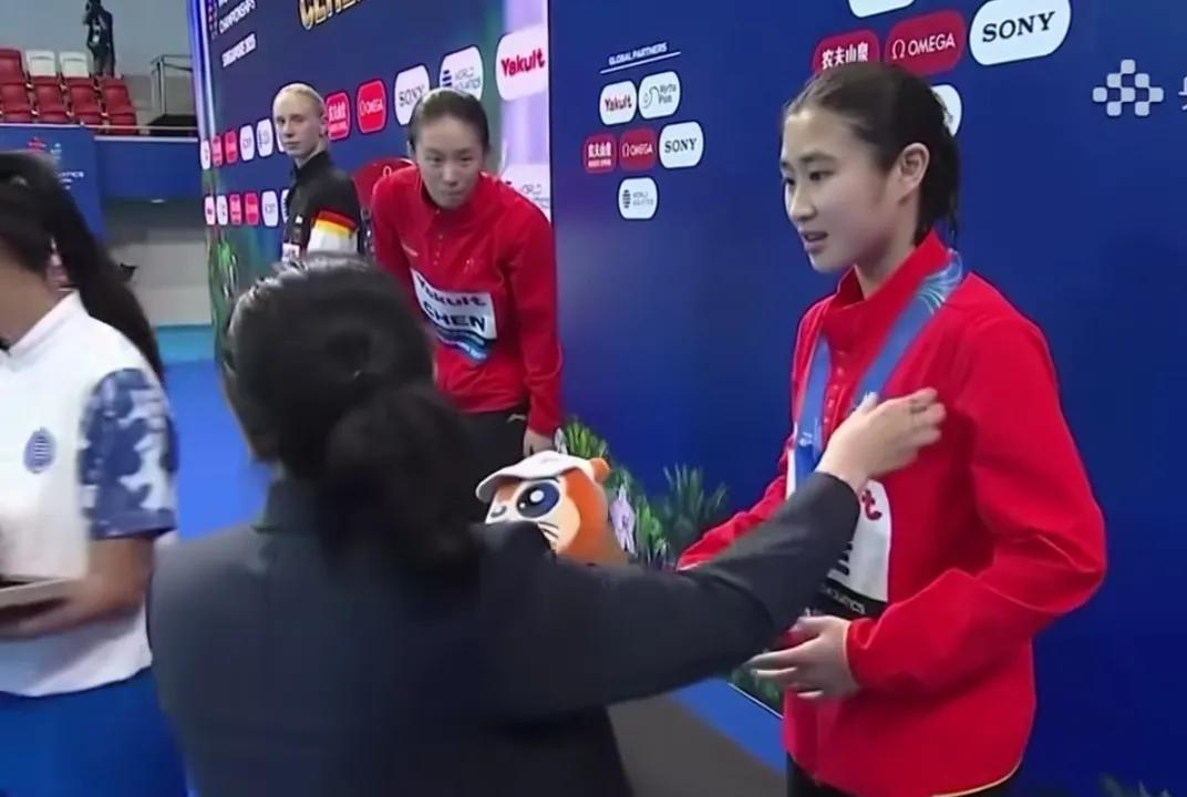 周继红错把银牌颁给谢佩玲，谢佩玲吓的一声不敢说，陈芋汐看到了就有提醒，但周