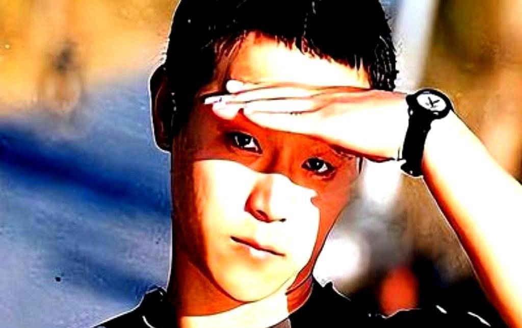 窦靖童最怕的，是刷到她爸骑电动车买菜的新闻。不是怕丢人，是怕全世界都看不懂她爸