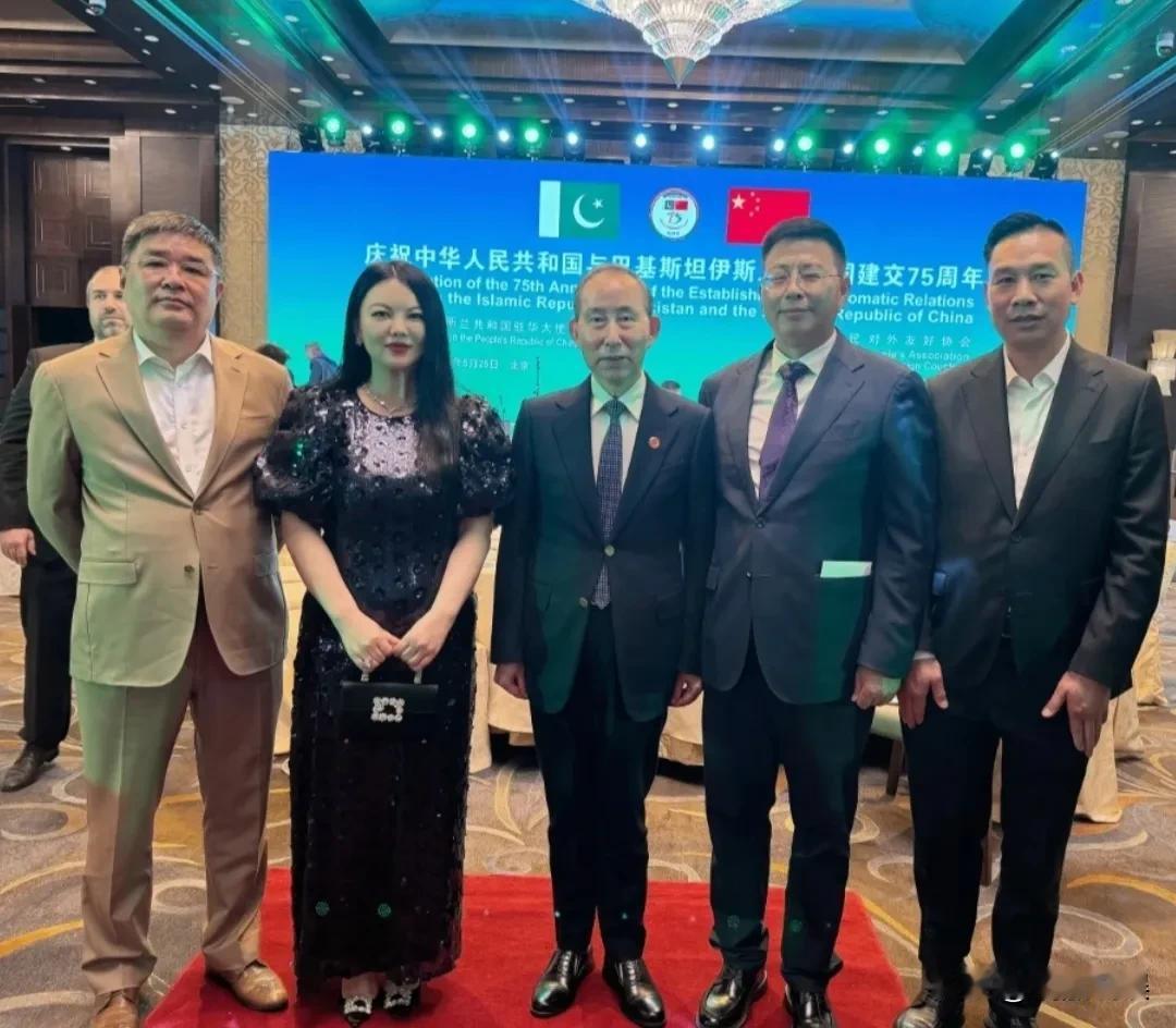 李湘受邀参加中巴建交75周年晚宴，打扮贵气，她看起来是瘦身成功了！穿着一条黑色