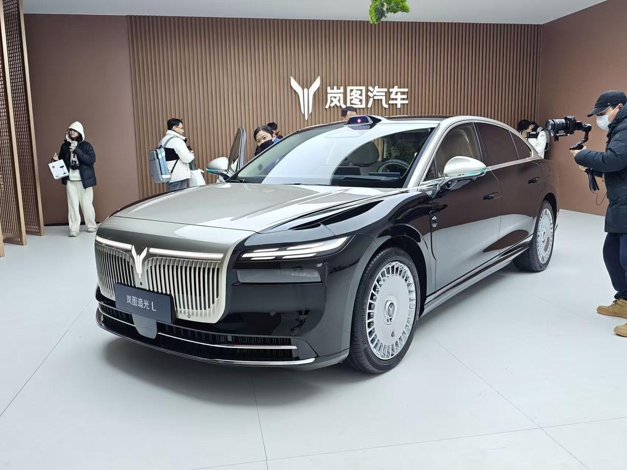 继泰山之后，岚图压轴的旗舰轿车追光L来了跟早前岚图FREE+策略一致，舒适性装