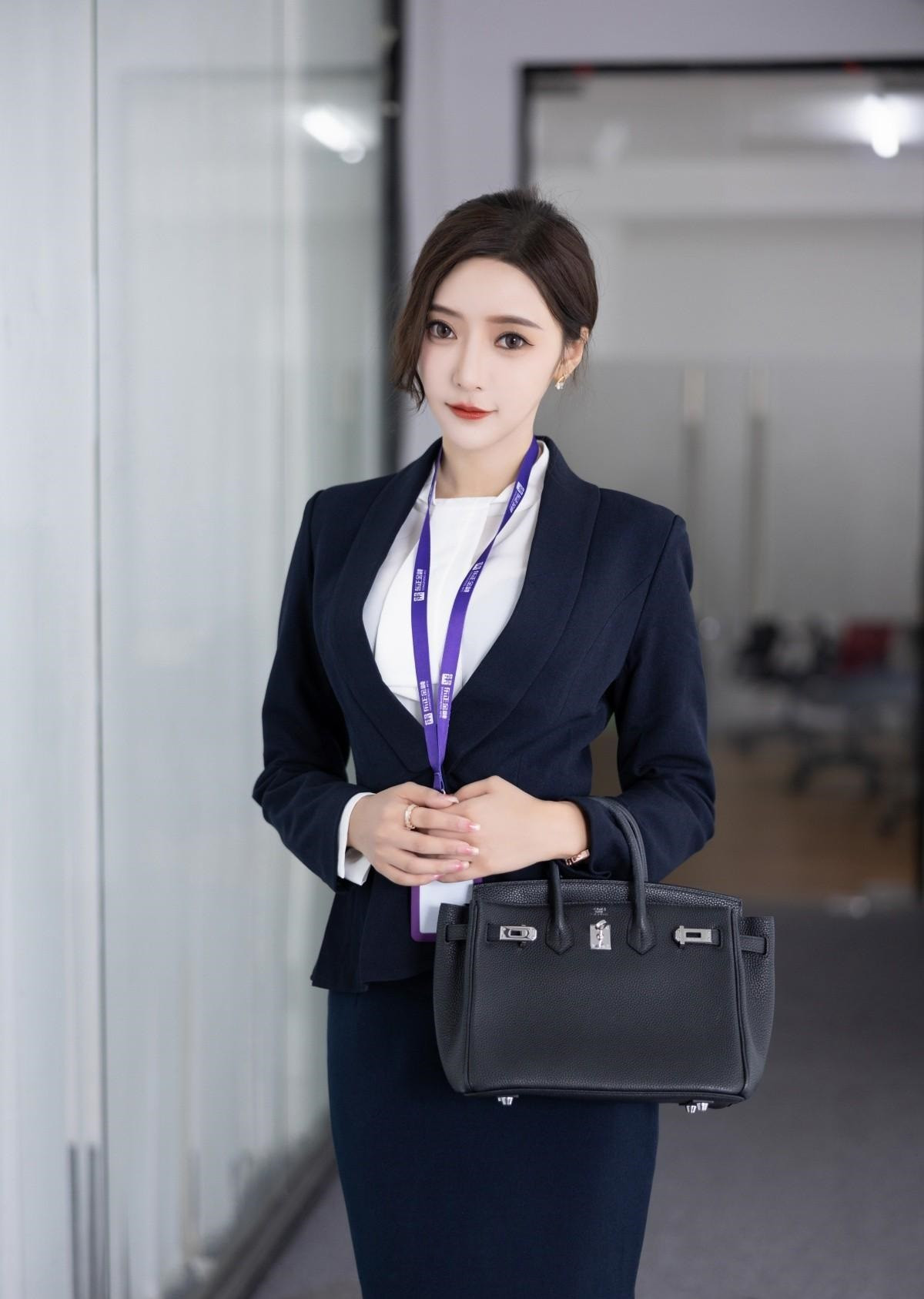 西装套裙的搭配，让你尽显十足女人味，又充满职业感