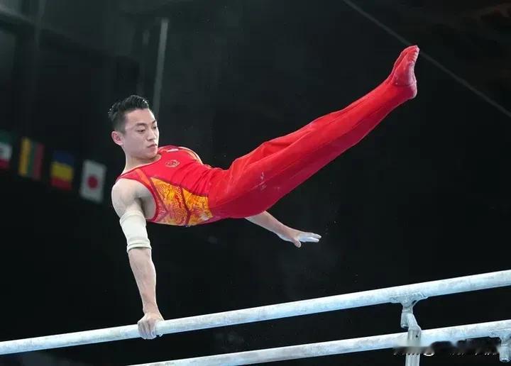 中国队的双杠确实太强了，在雅加达进行的体操世锦赛资格赛中，奥运冠军邹敬园再次凭借