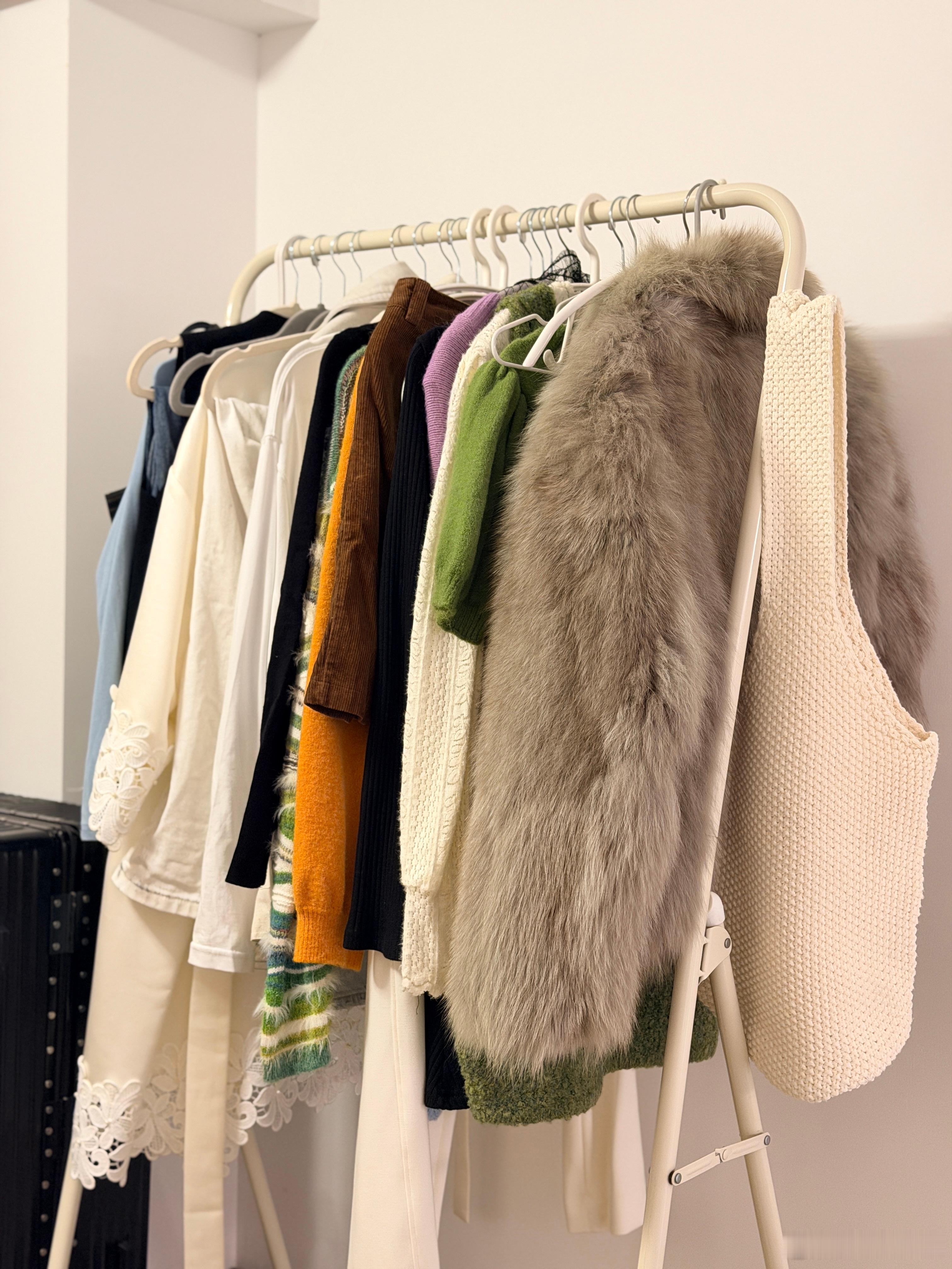 终于抽时间把秋冬的衣服给整出来了我好像确实没什么衣服穿是不是可以打开某宝逛一逛了