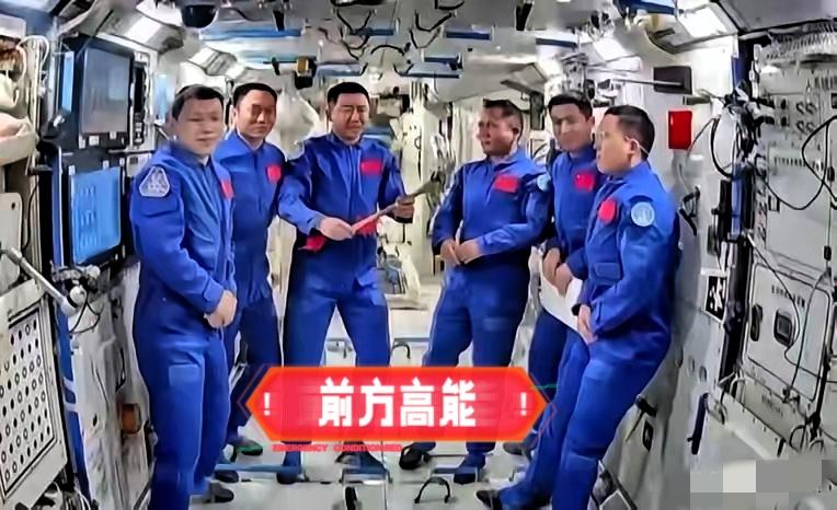 别光担心神舟二十号推迟返回这步棋恰恰藏着航天的“安全感”，都在揪心碎片撞击的