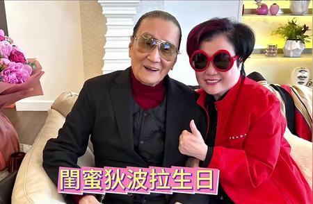 73岁狄波拉商场撒糖，这恩爱秀得绝了！宝子们，娱乐圈最近又狠狠甜到咱啦！73岁