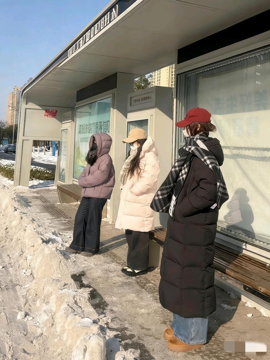 精心捯饬了半天，站在穿黑色羽绒服身边，怎么就显得又精致又土气呢？黑色羽绒服