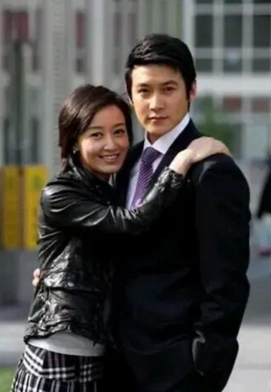 陆毅和这位美女演员的这张合照真的好看，一个帅气，一个青春有活力。其实陆毅年轻时的