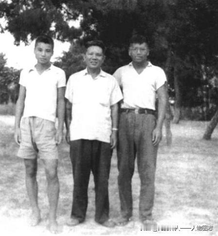 1963年夏，朱良才(中)与打赤脚、穿草鞋的儿子们在北戴河。
