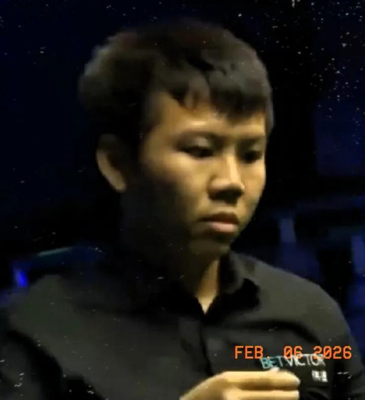 周跃龙与赵心童，齐头并进！隔壁球台同时进行的周跃龙与卡特之间的较量:周跃龙先