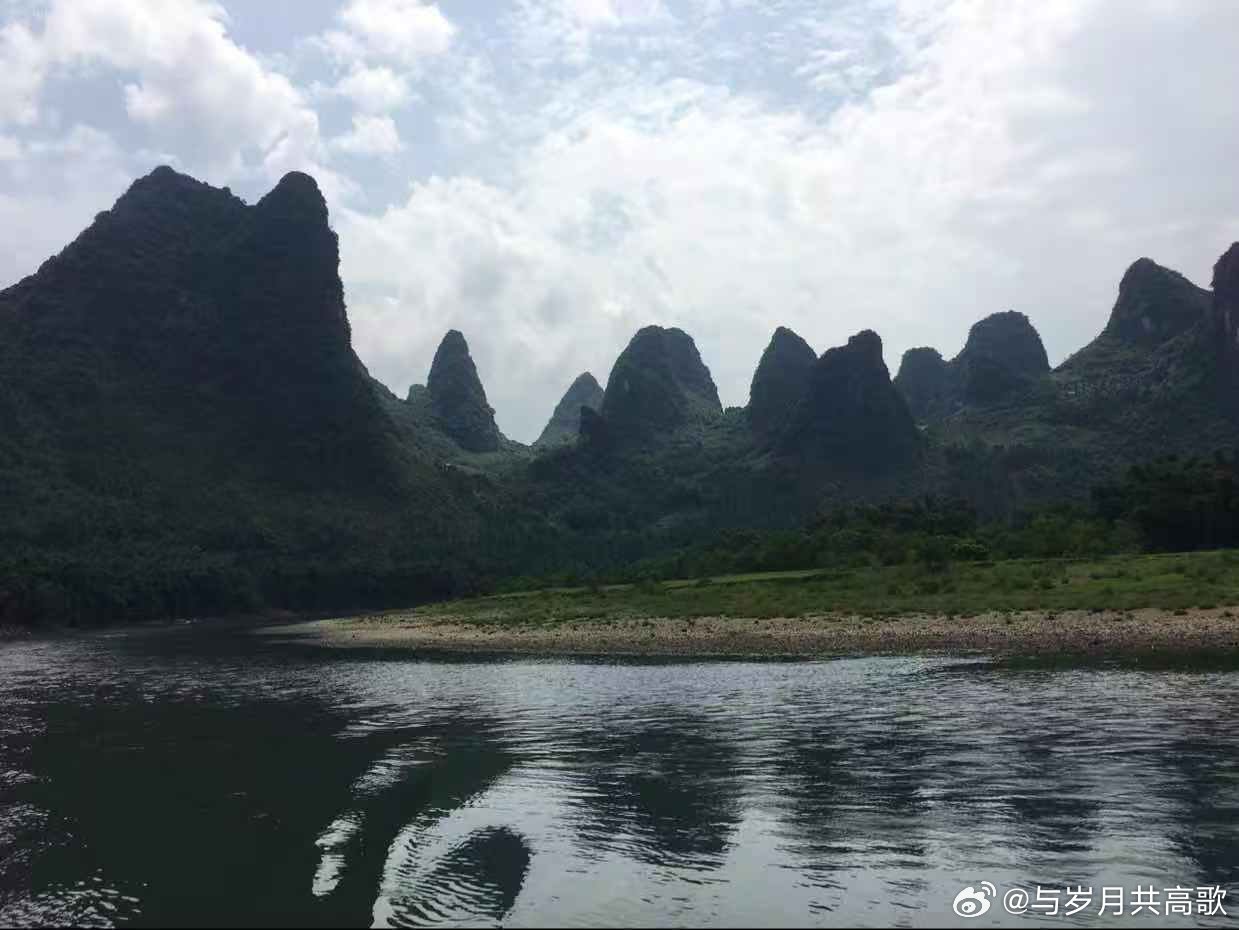 人到了一定年纪，莫名的就开窍了，好像把什么都看透了，对什么都祛魅了，世界就是一个