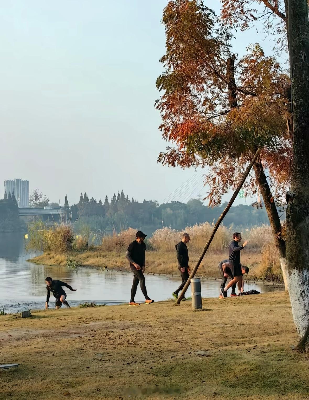 马克龙早上在成都晨跑赏湖的时候，保镖不小心掉湖里了法国总统在成都晨跑马克龙总统抵