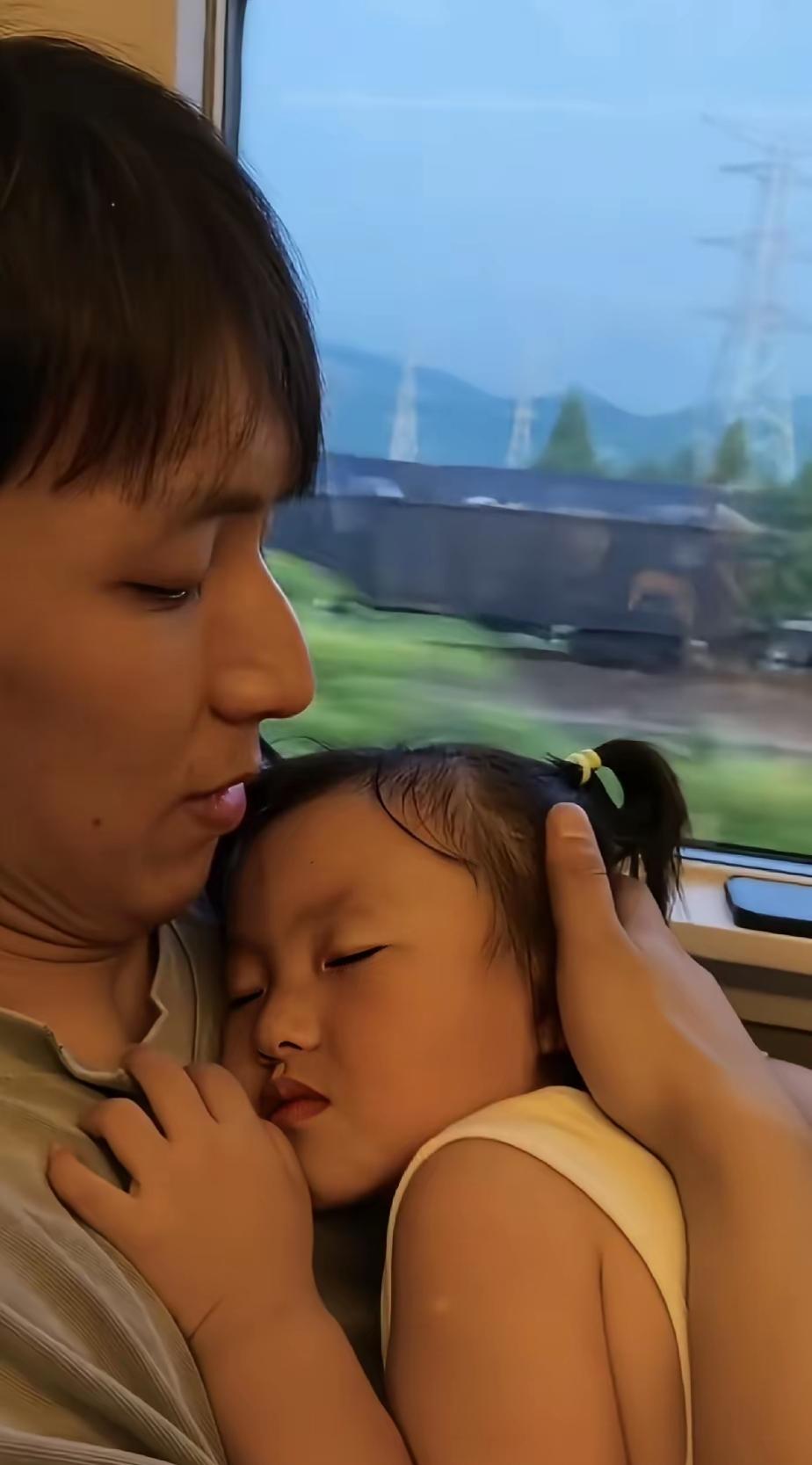建议黄一鸣千万不要把这个虞姓男友弄丢了，看看你的女儿闪闪，在她的怀里睡得多么安心