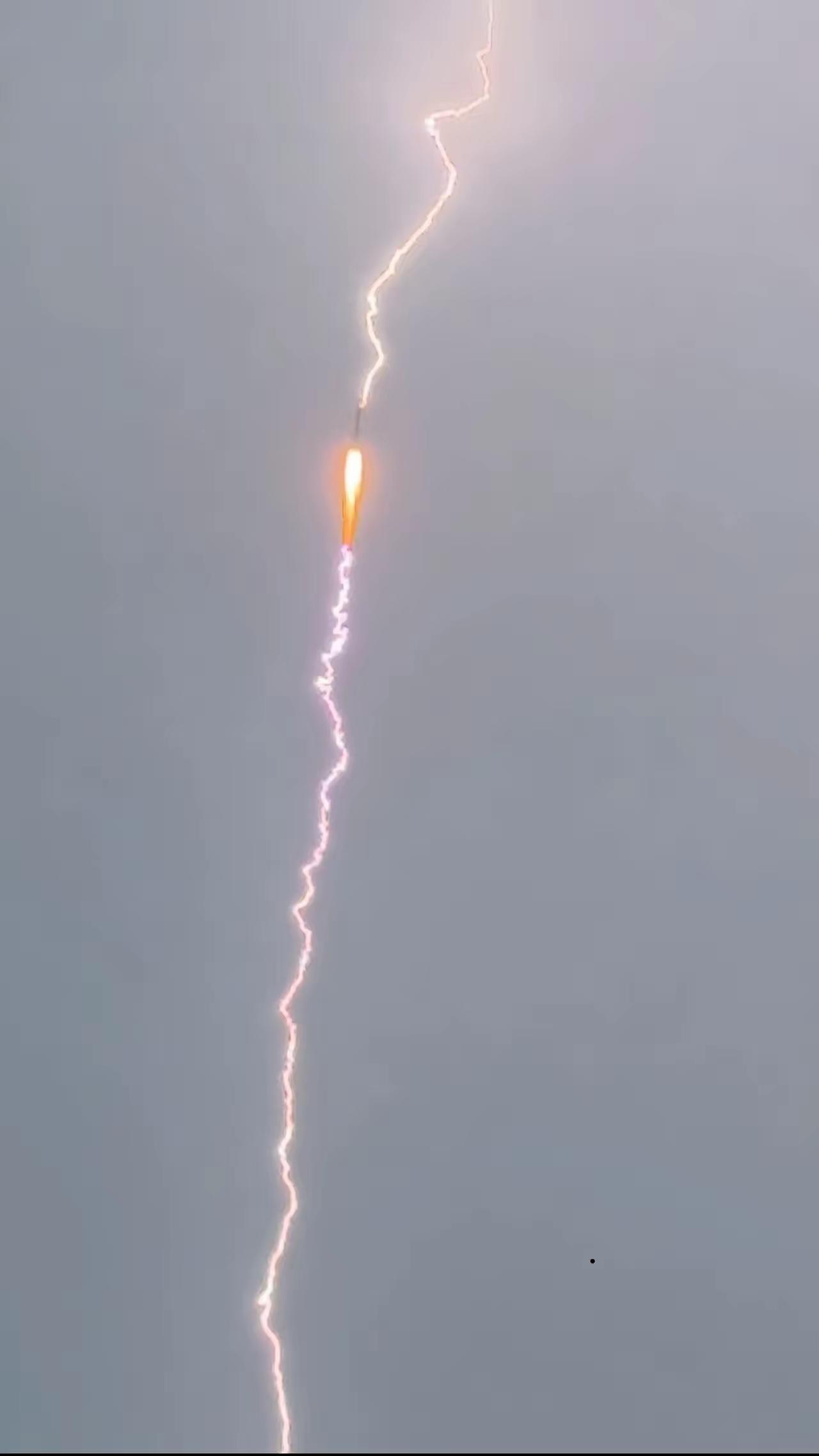 闪电击中刚升空的“三姨”！今晚，长三乙冒雨发射，升空途中遭遇闪电直击，画面清晰可
