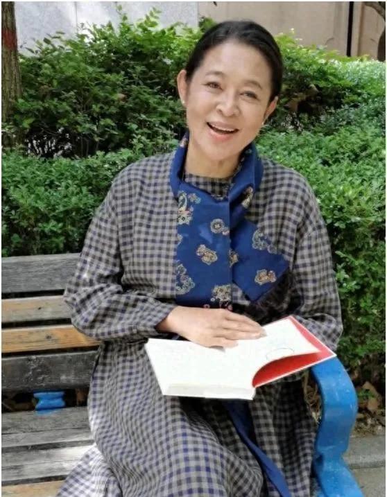 这状态谁看了不迷糊！格纹裙+丝巾，优雅又减龄。果然是国民女神，越看越有味道，