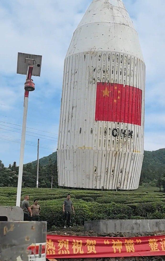 这个确实是需要拉个横幅祝贺一下！毕竟，几万米高空落下来还能这么完整，甚至可以说