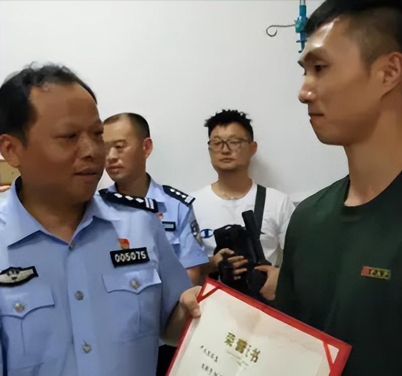 2019年，退伍军人尹文杰在抓小偷时，突然看到了小偷长相，他吃了一惊，赶