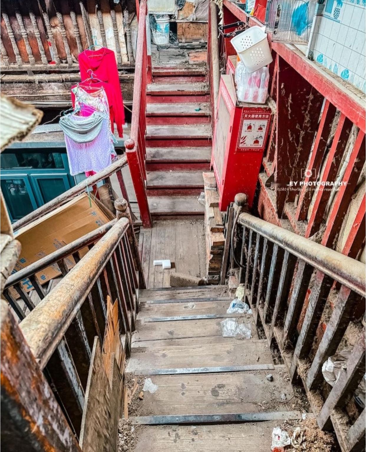 即使是北京人，也很难想象到，市中心位置居然还有这种建筑。看上去古色古香的，很有时