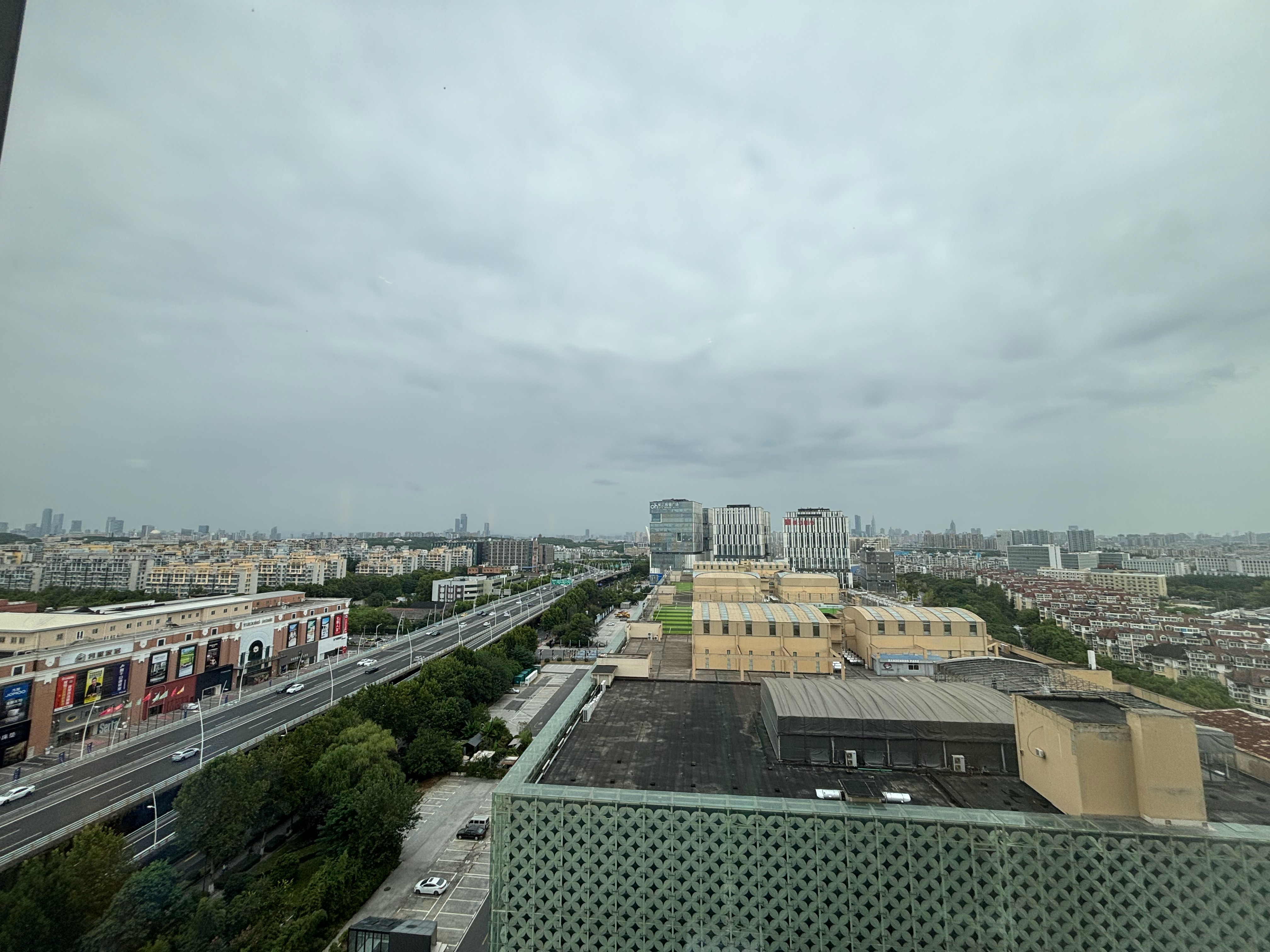 南京这座城市房价在次低点，刚才路过一个楼盘，首付只需30万，比北京价格亲民。南京