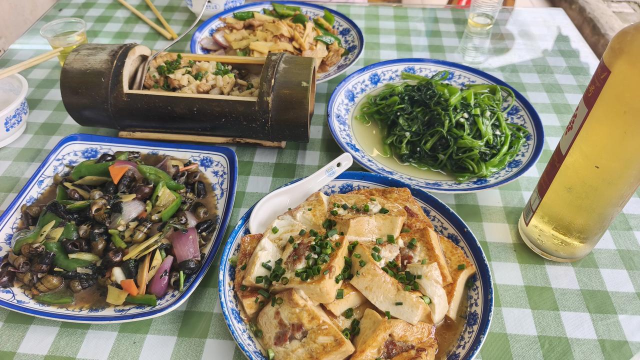 分享一张你最近吃的美食照片这里有两张图片，图一就是我和女儿今晚在从化溪头村的晚餐