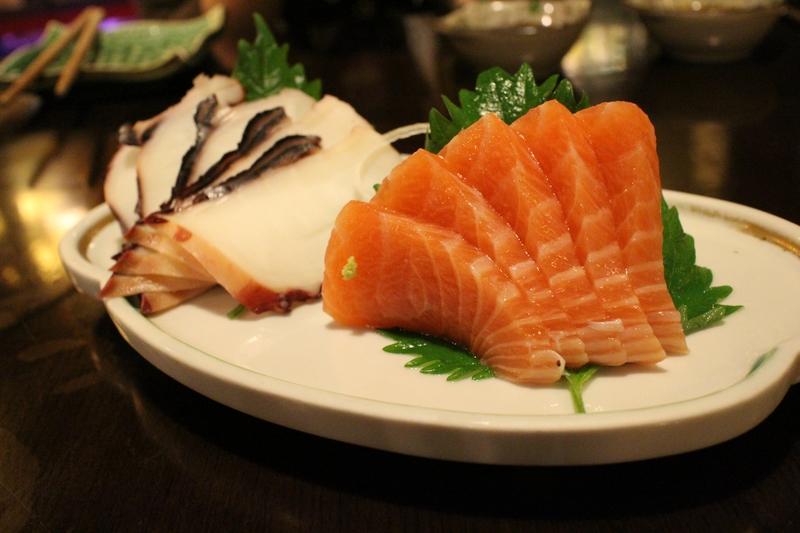 今天必须晒一晒我的美食！中午去吃了一家超棒的日料店，点了招牌的三文鱼刺身。那三文