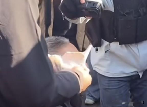 老中医在鞋垫藏细线被罚下，经过专家解释，才明白这几条细线用处那么大，第1个