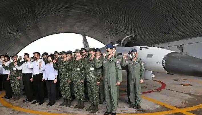 这回中国是真下狠手了！直接甩出两记重拳，把美国给打疼了特朗普刚一回到白宫，中