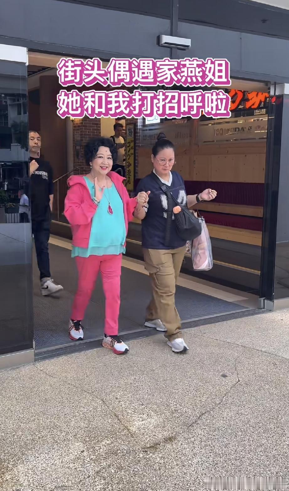 8月11日，薛家燕在香港街头被偶遇，腿短肚子大，戴着名贵首饰又浓妆艳抹，看着挺怪