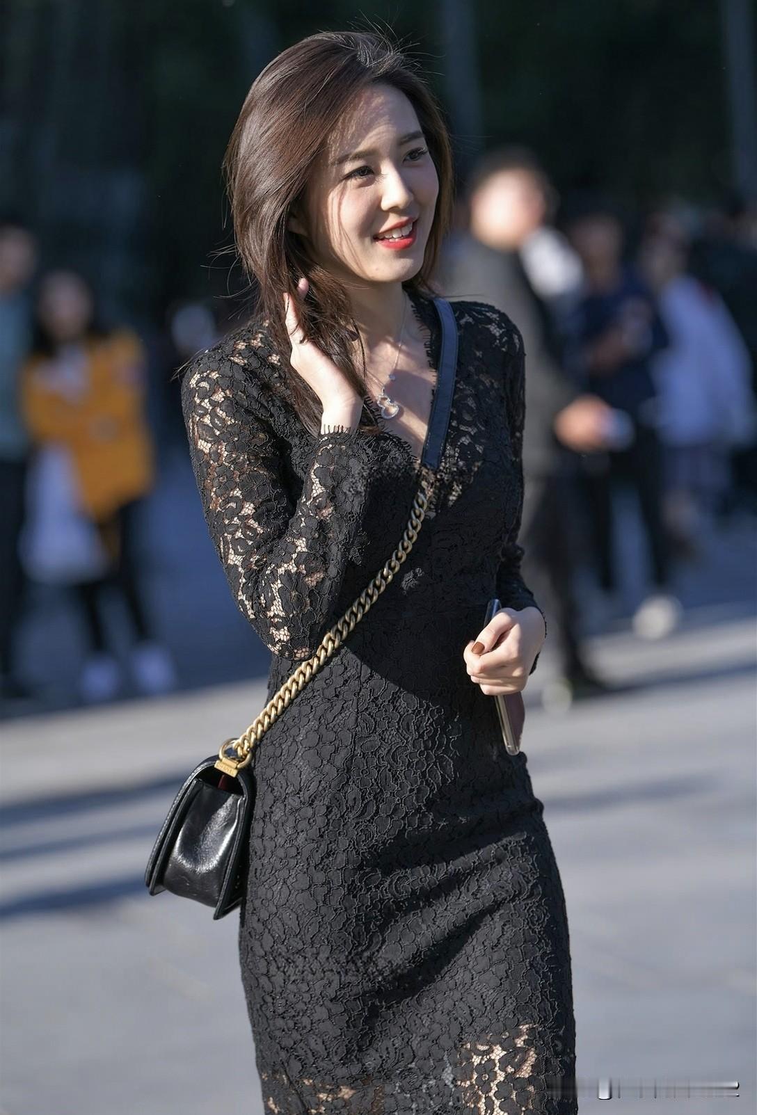 优雅黑裙，自信微笑，都市时尚风