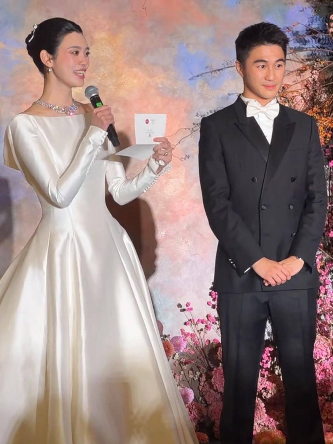 何猷君与奚梦瑶在澳门答谢宴上再次穿回6月法国婚礼时的同一套婚纱与西装，用旧衣完成双城仪式闭环，奚梦瑶