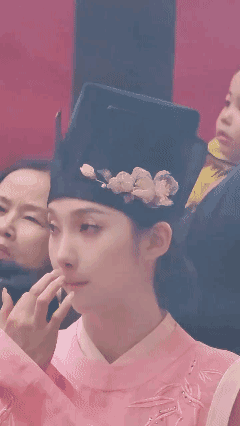 第一眼看老公，第二眼看帅哥，第三眼看小鲜肉。[笑着哭]