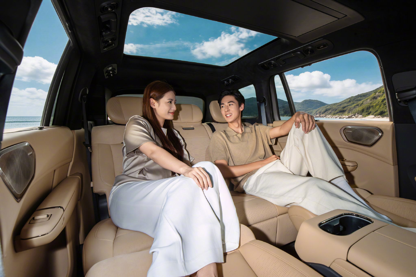 领克900大五座万物皆可装领克900定位混动五座SUV，基于百亿级大型电混车