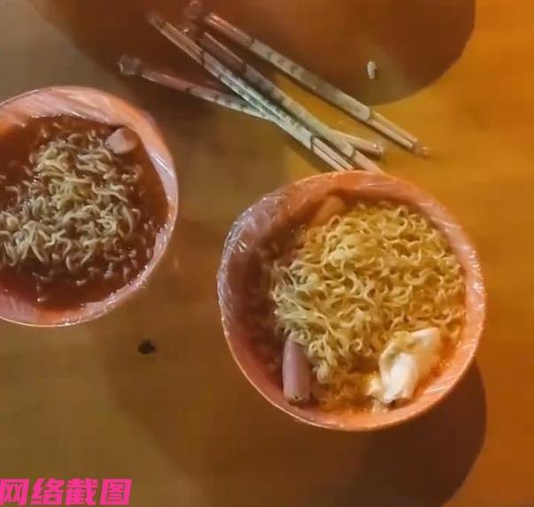 山西太原有男子和朋友在吃路边摊，只要了四碗方便面，但没有想到老板说支付七十二元，