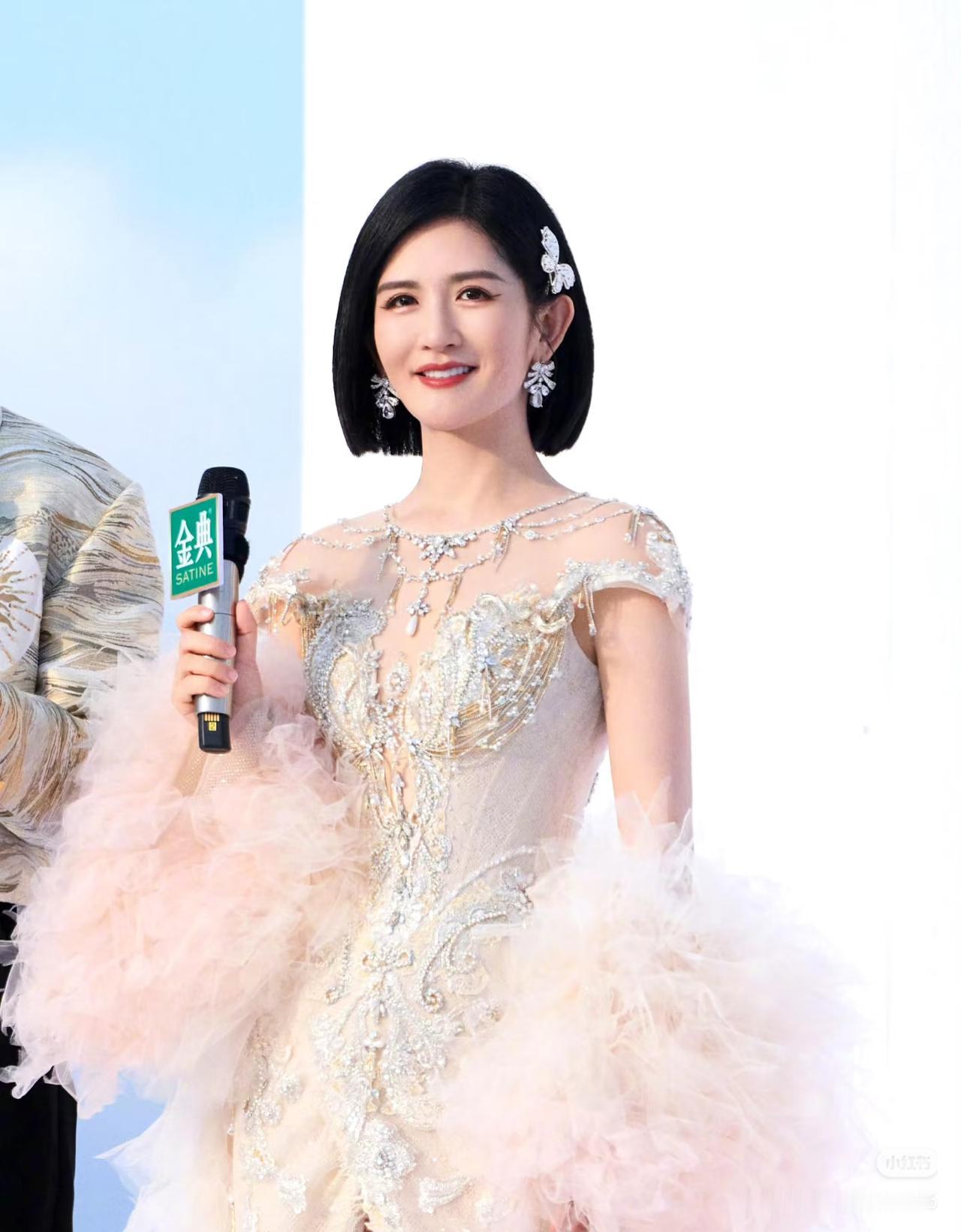 谢娜可能去央视现在能扛大梁的女主持人,还真就剩下她了!李湘早转型当老板了,