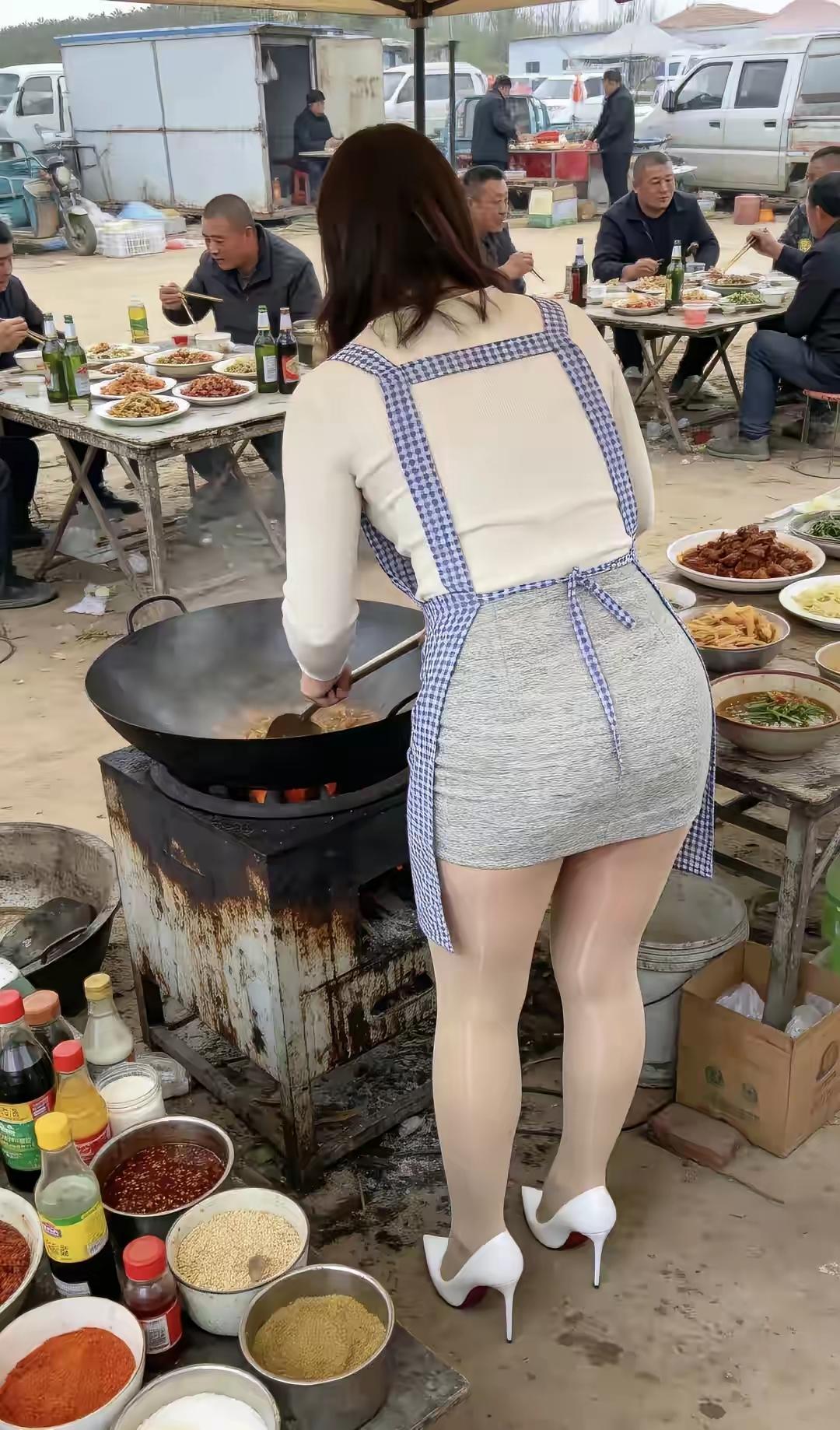 突然发现楼下摆摊的这家店生意非常的火爆，而对面那家却冷冷清清！原来这家店是老板娘