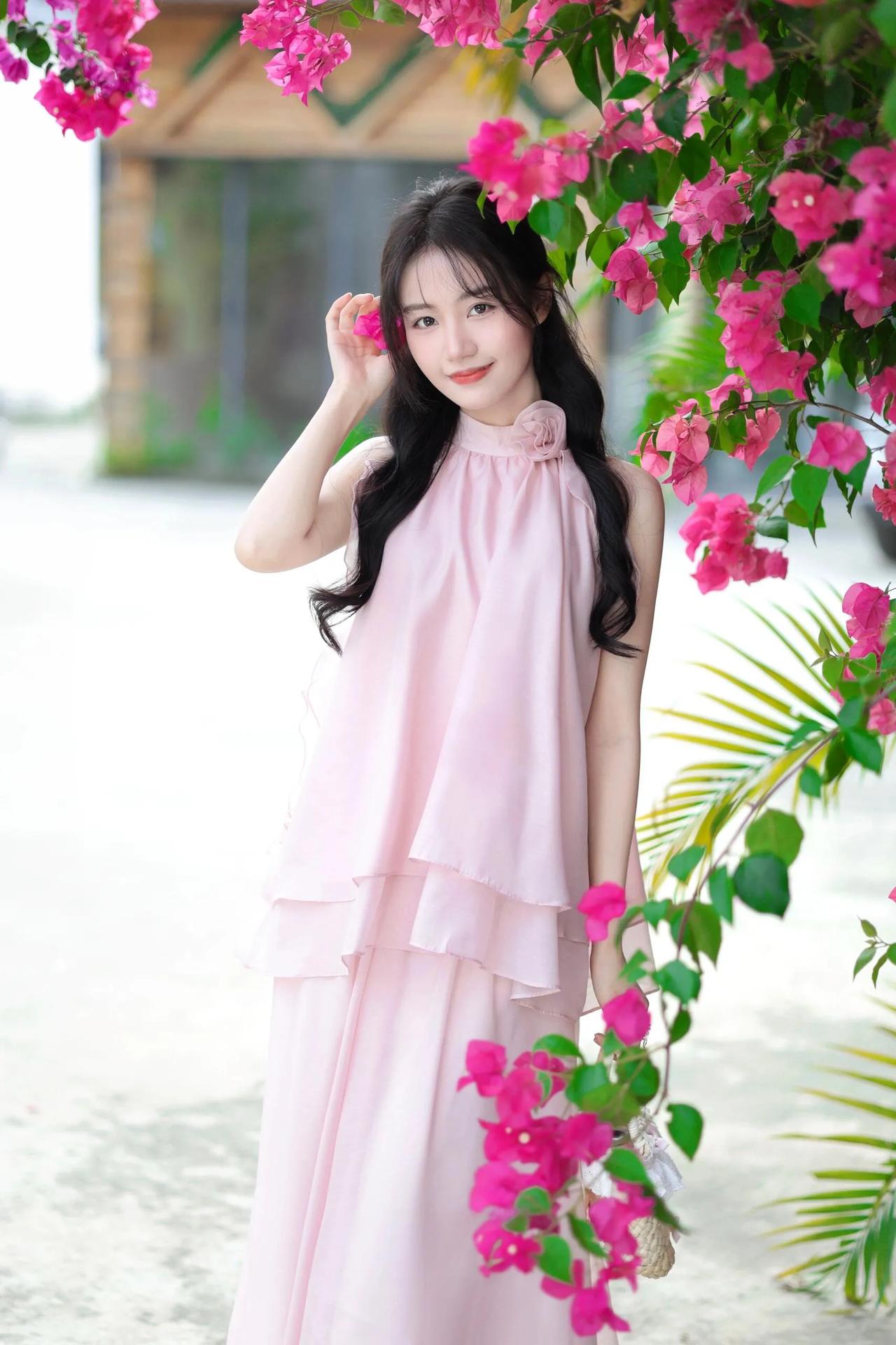 粉衣少女倚花丛笑语盈盈似画卷粉纱花衣美人浪漫温柔穿搭