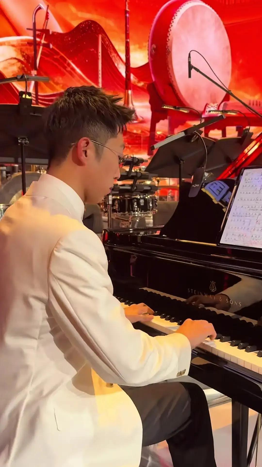 董董兄弟团里一直低调的汉森突然弹琴给董董撑场子，曲子还是他自己写的。视频里他低