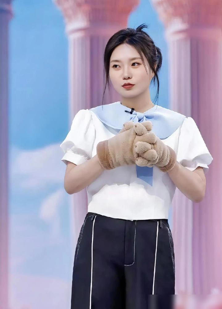 李雪琴，北大毕业，暴瘦30斤，私下却是个“傻大姐”。镜头前，她丧气、佛系，段