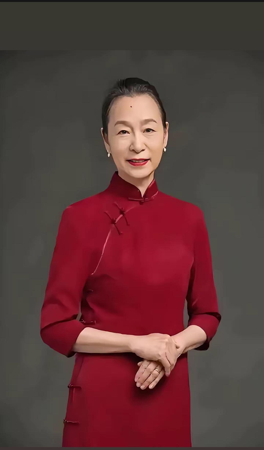 他去美国进修，整整两年没见老婆。等他回国，看到老婆正在坐月子，他没有发火，没