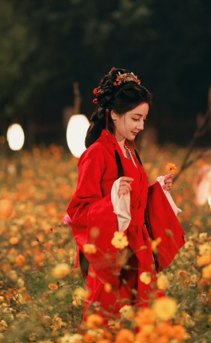 这才是配得上热巴美貌的妆造，之前的古偶造型都是些什么东西，这个造型师是谁呀。